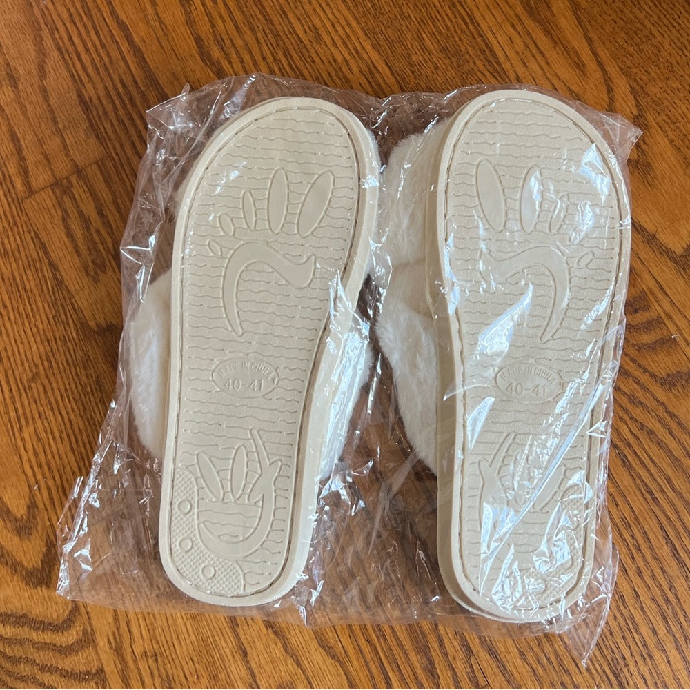 ⚪️Women’s size 40-41, “Jaclyn” “Bridesmaid” fuzzy cream slippers, personalized. - Picture 8 of 8